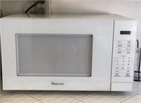 Magic chef microwave oven, white