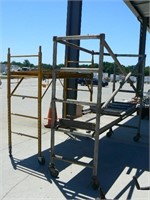 2 SCAFFOLDING UNITS ON CASTERS