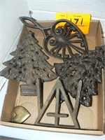 FLAT WITH CAST IRON TRIVETS