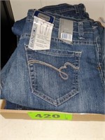 FLAT OF WOMENS SIZE 6 BLUE JEANS - SOME NEW
