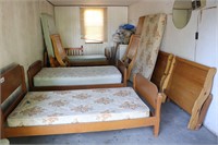 QUANTITY OF BEDS & BUNKHOUSE FURNITURE