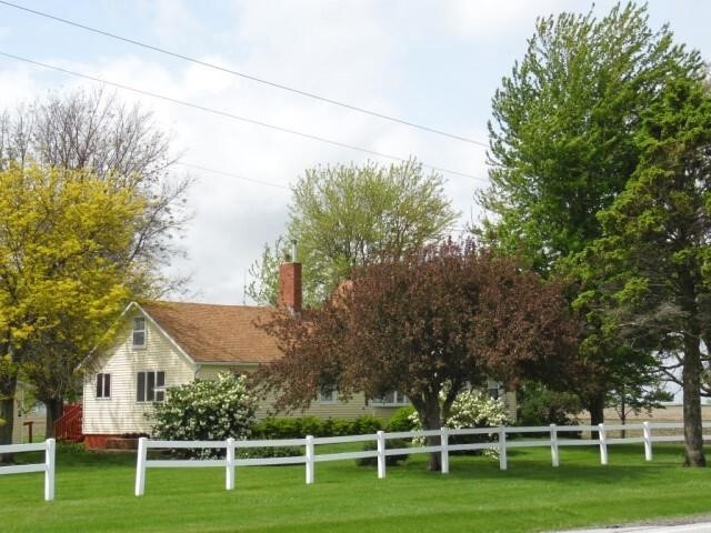 Real Estate in Altona, IL / 3BR Home on 1.36 +/1 Acres