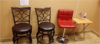 GROUP OF SWIVEL BAR STOOLS W/ ACCENT TABLE