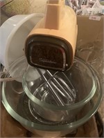 Wards stand mixer with three glass bowls