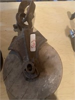 Wood pulley with metal handle
