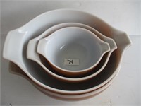 Set of 4 Pyrex bowls