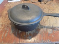 Cast iron pot with lid