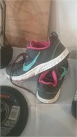 Nike size 10 tennis shoes black blue and red