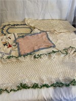 LOT OF 8 VINTAGE LINENS/DOILIES