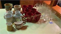 4 mugs and 4 glasses with the initial P