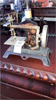 Mini decorated metal sewing machine
