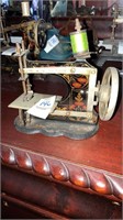 Mini decorated metal sewing machine