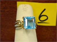 14kt - 4.8gr. Y/G Ring w/ Pretty Blue Stone Size 7