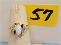 10kt - 3.6gr. Y/G Opal (Marquise) & Diamond Ring -