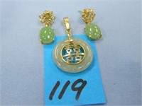 14kt - 6.5gr. Y/G Jade Pendant & Earrings