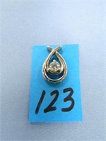 14kt - 2.5gr. W/G Beautiful Diamond Pendant -