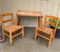 CHILDREN'S WOODEN TABLE WITH 2 CHAIRS