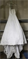 Wedding Dress w/Veil (Unknown Size)