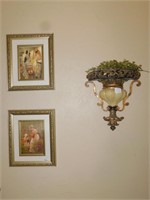 2 RESIN HANGING WALL DECORATIONS AND 4 VICTORIAN