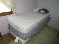 Craftmatic Adjustable Bed w/ Bedding & Remote