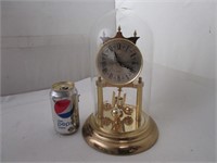 Horloge ancienne avec cloche en verre