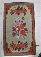 NICE HOOKED RUG W/ FLORAL DECORATION