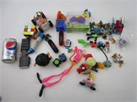 Plusieurs petits jouets et figurines pour enfants