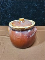 Hull bean pot with lid has a lip chip