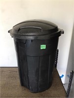 32 gal trash can w/lid