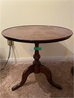 Round Top End / Side Table w/ Tilting Top