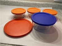 Pyrex round glass bowls with lids