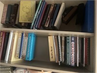 5 shelfs and books