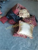 Comforter & Throw Pillows