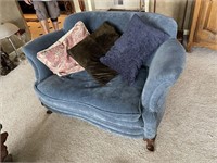 LOVESEAT WITH PILLOWS