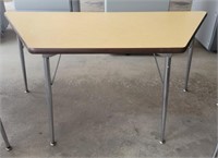TRAPAZOID WOODED DESK 25.5×57.5