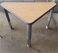 TRIANGLE WOODED DESK 41×23×27