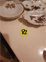 COLLECTION OF GOLD/WHITE DISHES.