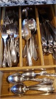 Contents of drawer, Flatware