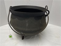 FOOTED CAST IRON KETTLE WITH WIRE HANDLE