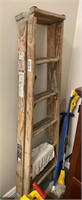 Wood ladder 6' tall 19006