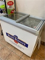 3' freezer  frozen retail ice cream display