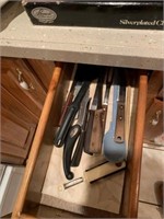 LOT OF KNIVES AND UTENSILS