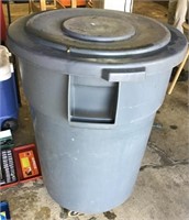 Brute Trash Can - On Casters