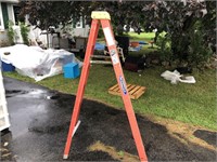 6 ft ladder - needs repair see pictures