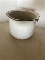 Granite pot with handle