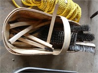 BASKET: 12 WIRE BRUSHES