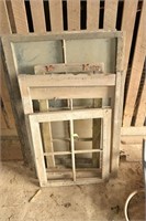Lot of various size wooden vintage windows. Some