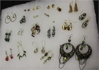 SELECTION OF COSTUME JEWELRY