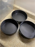 Stackable cake pans