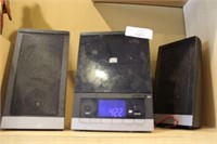 Portable CD/Radio w/Detachable Speakers